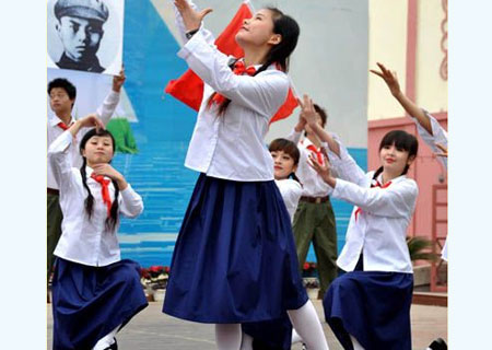 长沙举行60年中小学生校服展