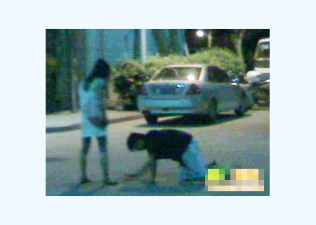 实拍又见男生给女生下跪又磕头——此男真贱