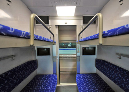 想知道Z3列车软座的69号座位靠窗吗?