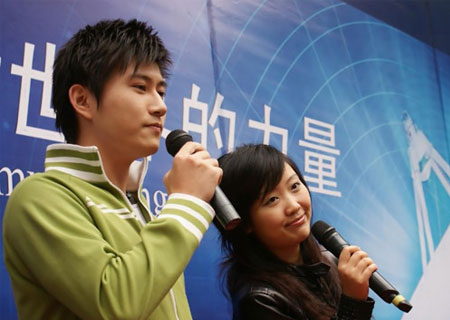 主持人晓君和小畅在播放音乐间隙,用上海话聊天逗听众.