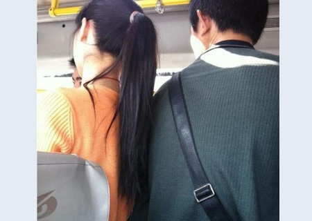 紧贴女子臀部,摩擦起生理反应让人脸红!