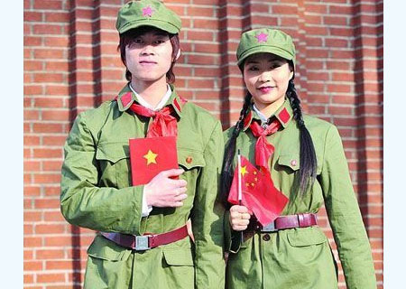 60年代到70年代中期,类似军装的绿装校服成为学生的主流着装